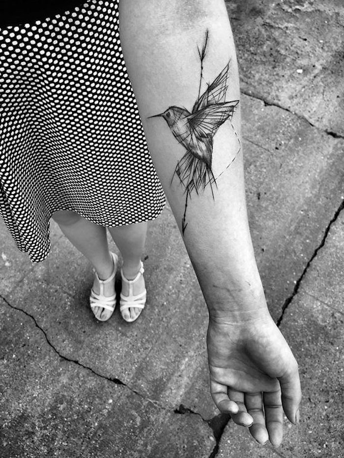 tatouage avant bras femme, oiseau et flèche, jupe pointillée, sandales blanches, petit tatouage monochrome