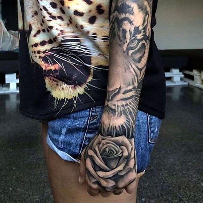 tatouage tigre, tatouage femme avant bras, short en denim, t shirt estampe tigre, tatouage rose et tigre
