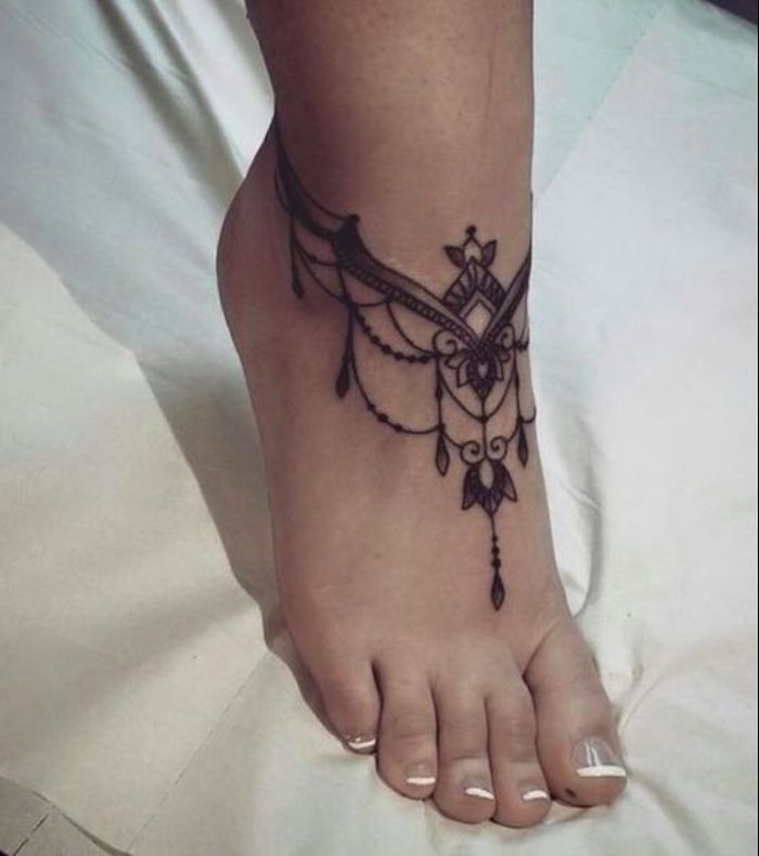 tatouage pied motif indien, pendentifs, tatouage femme noir, idée tatouage cool