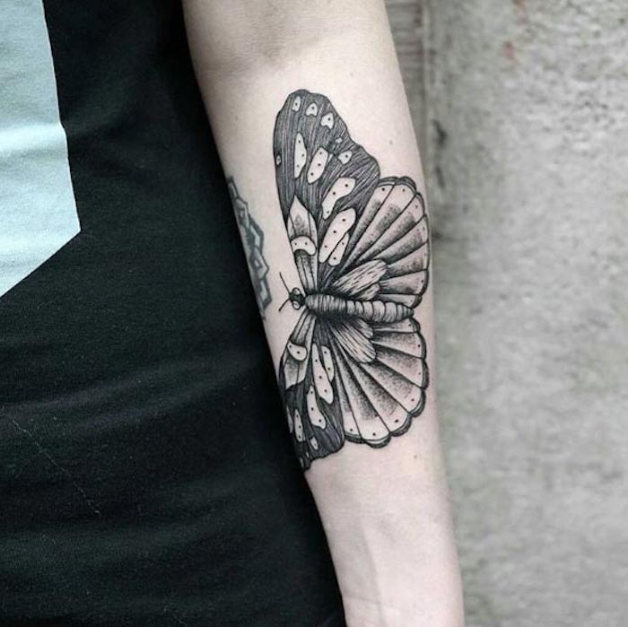 tatouage papillon pour femme, animal symbolisant la liberté et la transformation, papillon volant
