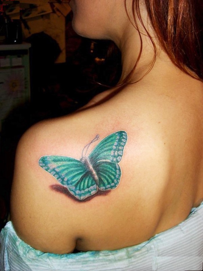 papillon au dos, tatouage papillon turquoise, jolies tatouages pour femmes, tatouage dos femme