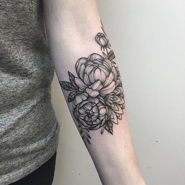 tatouage pivoines, tatouage à l'encre noire, avant bras femme, fleurs épanouies monochromes