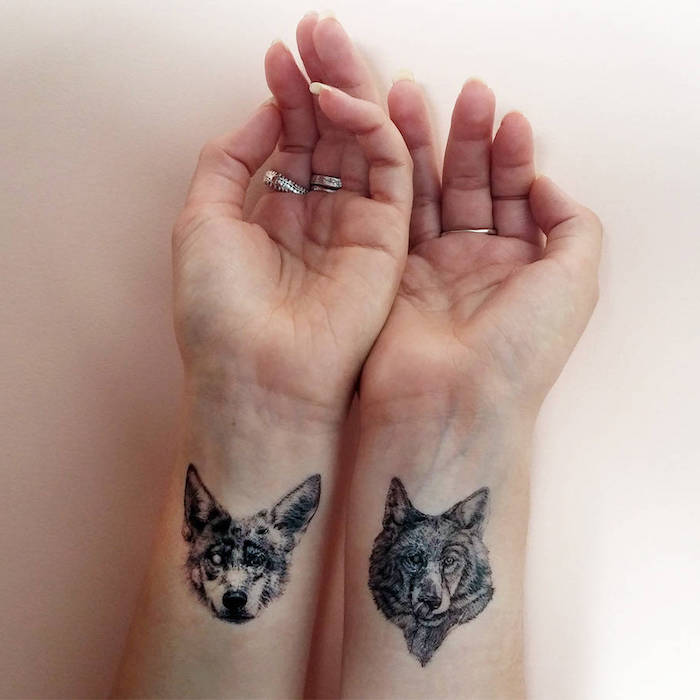 tatouage poignet femme, loups, tatouage d'animaux totem, bagues argent, tatouage femme cool