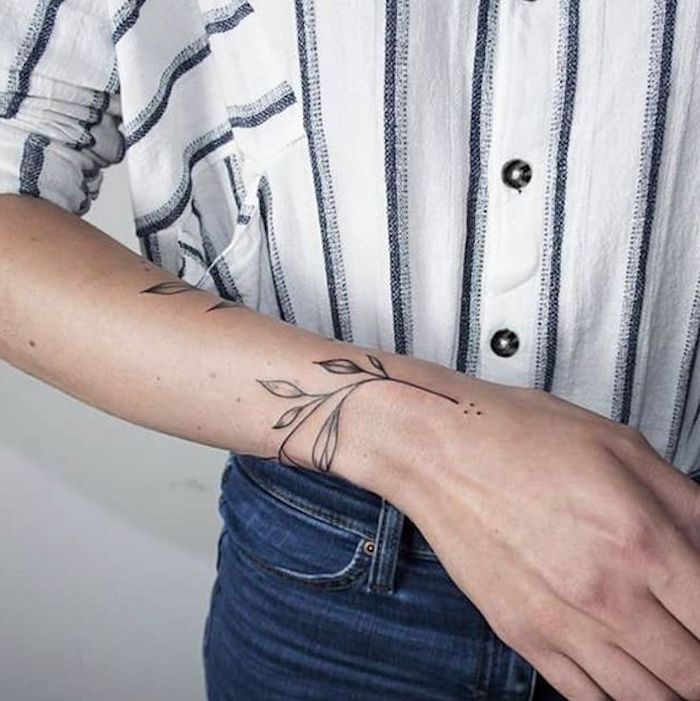 chemise rayée, jeans bleus, tatouage discret motifs végétaux, tatouage femme main