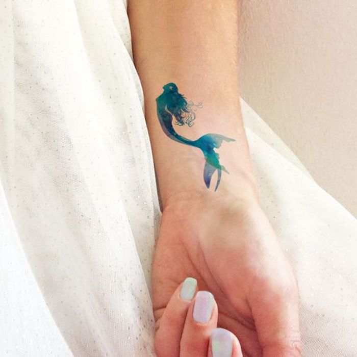 tatouage sirène turquoise, manucure blanche, tatouage aquarelle, modele tatouage féminin