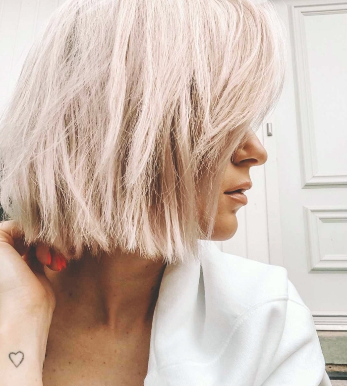 coloration tendance 2019 couleur blond rose, idée comment styliser les cheveux en coupe carré mi long lisses