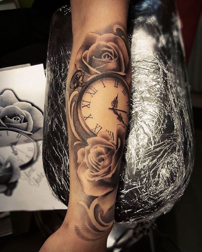 grand tatouage femme style steampunk, image horloge vintage, roses épanouies, bras et avant bras