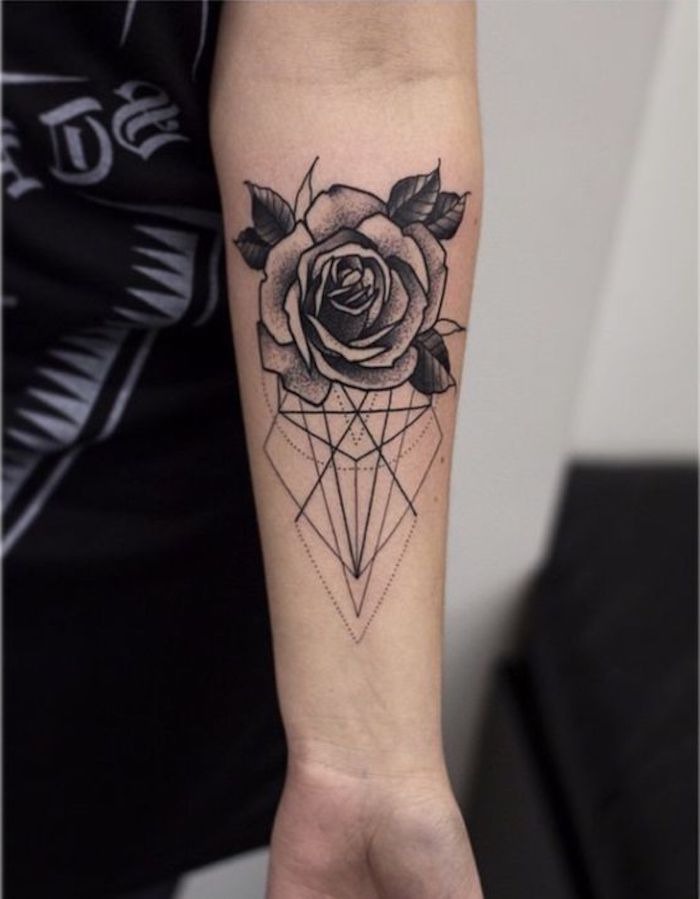 tatouage rose et figure géométrique, tatouage noir et élégant, idée tatouage cool