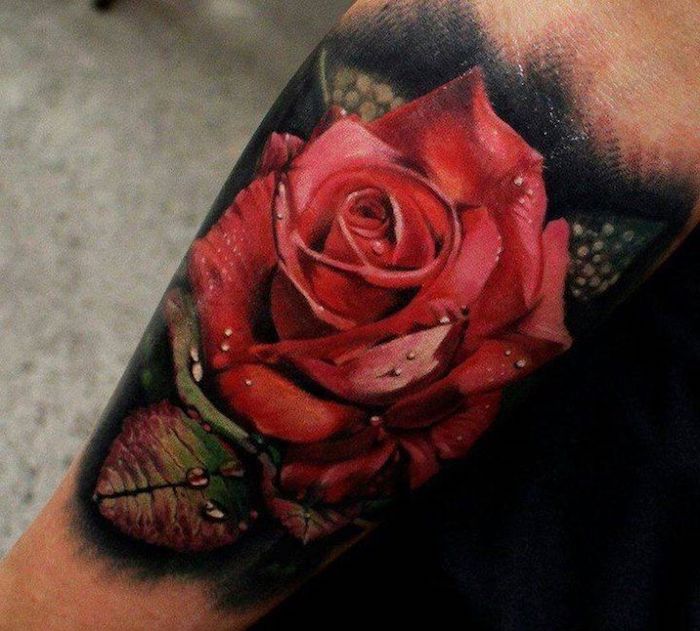 tatouage rose old school, gouttes d'eau sur les feuilles, rose épanouie, modele de tatouage