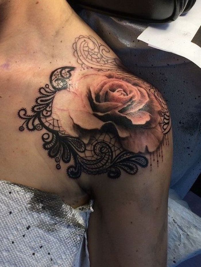 tatouage épaule femme, tatouage rose, dentelle noire tatouée à l épaule, tatouage romantique femme