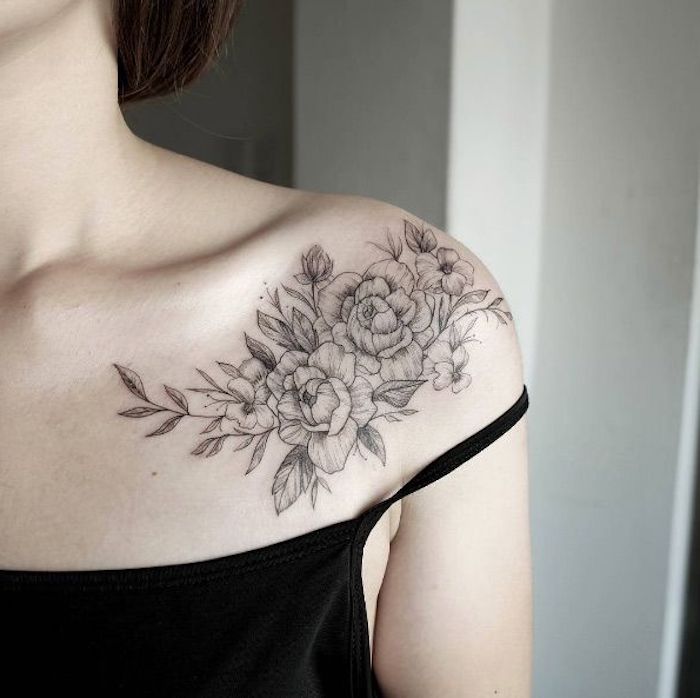 tatouage épaule, bretelle noire, tatouages aux motifs floraux sous la clavicule d'une femme
