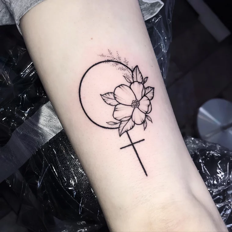 tatouage symbole force femme cercle croix fleurs petales feuilles