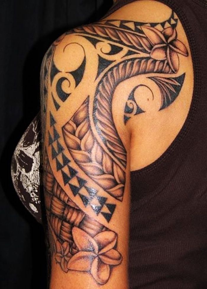 tatouage tribal, tatouage épaule et bras, débardeur noir, tatouages cools pour femme
