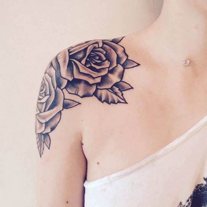 collier chaine subtile et pendentif swarovski, top blanc tatouage fleur de rose monochrome, tatouage épaule femme