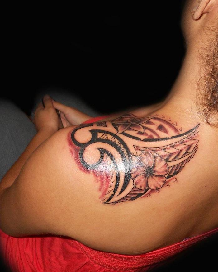 tatouage tribal deux couleurs, tatouage épaule, motifs floraux, motifs graphiques symboliques