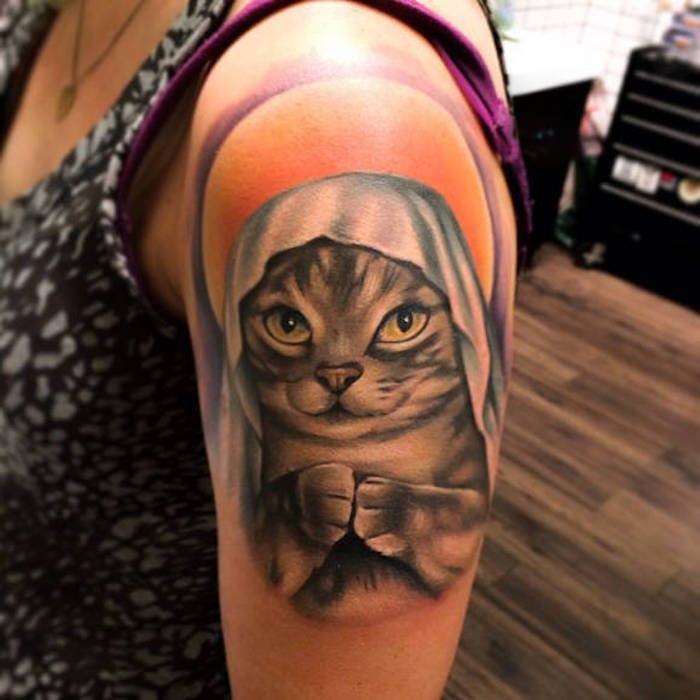 petit chaton tatoué à l épaule, image monochrome et auréole en orange et pourpre, top tacheté