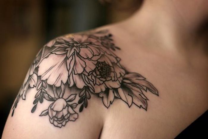 tatouage pivoines épaule, tatouages motifs floraux, modele tatouage monochrome, tatouage femme épaule
