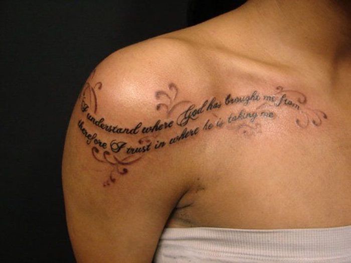 tatouage script épaule, motifs végétaux, tatouage minimaliste long, se tatouer un texte