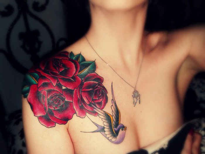 tatouage roses rouges, tatouage oiseau en couleurs, collier subtil, tatouage épaule pour femme