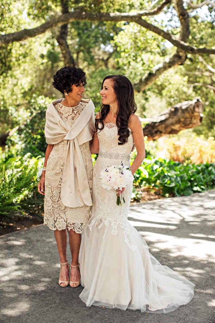robe chic pour mariage, robe longueur genou en dentelle guipure portée avec une étole de la même couleur écru