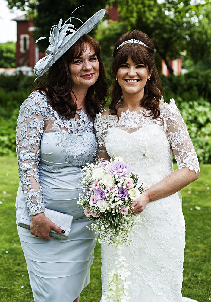 robe de cocktail bleu ciel à haut en dentelle et tulle accessoirisée avec un chapeau de mariage assorti, idée de tenue mariage femme 60 ans pour la mère de la mariée