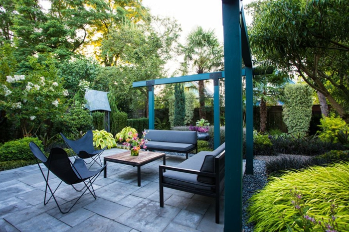 chaises papillon, aménager son jardin avec style, dalles, salon de jardin, plantes architecturales, aménagement terrasse et jardin photo