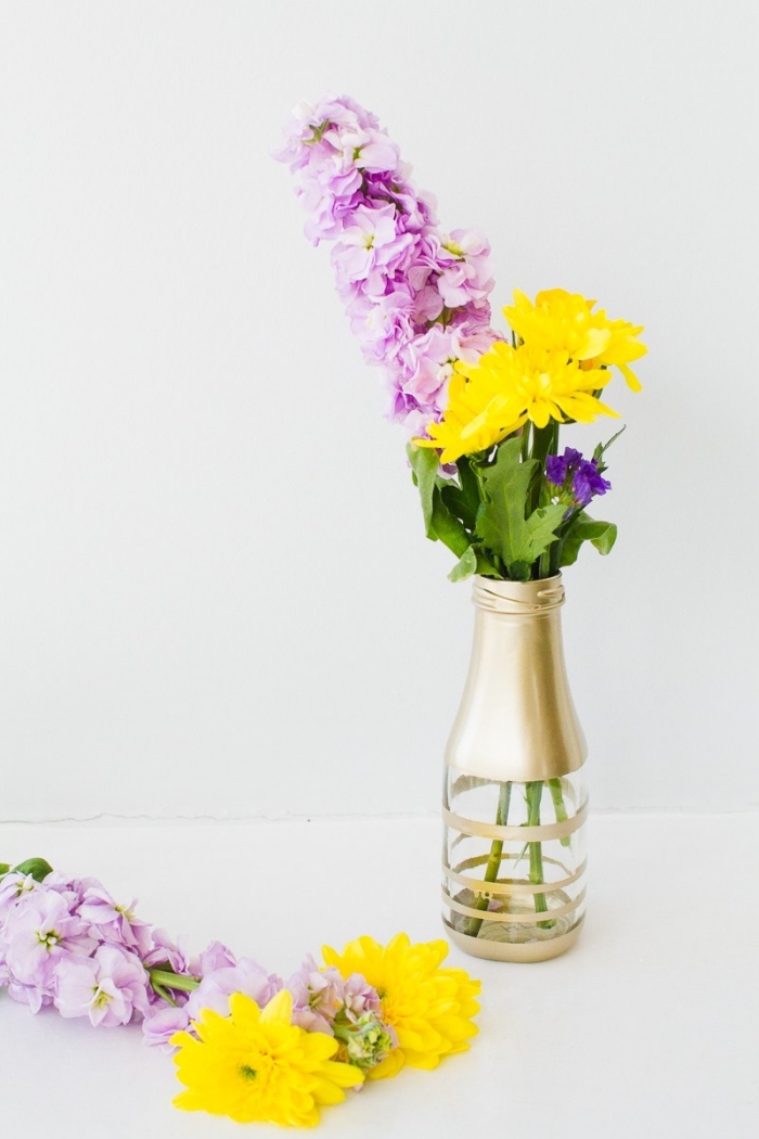 bouteille décorée avec peinture dorée, deco de table avec un vase original, fleurs des champs