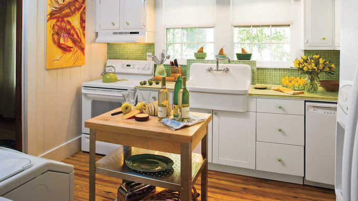 Vert et blanc cuisine avec ilot de table qui peut etre deplacee, cuisine blanche peinture jaune 