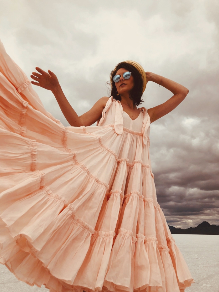 Robe bohème chic, femme au bord de la mer, robe longue rose pale, mode d'été 2019, idée comment s’habiller aujourd’hui 
