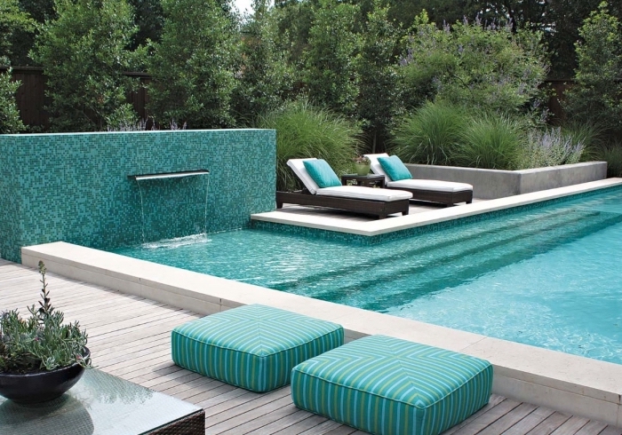 idée couleurs pour déco extérieure moderne, modèle de carrelage exterieur piscine à effet mosaïque turquoise