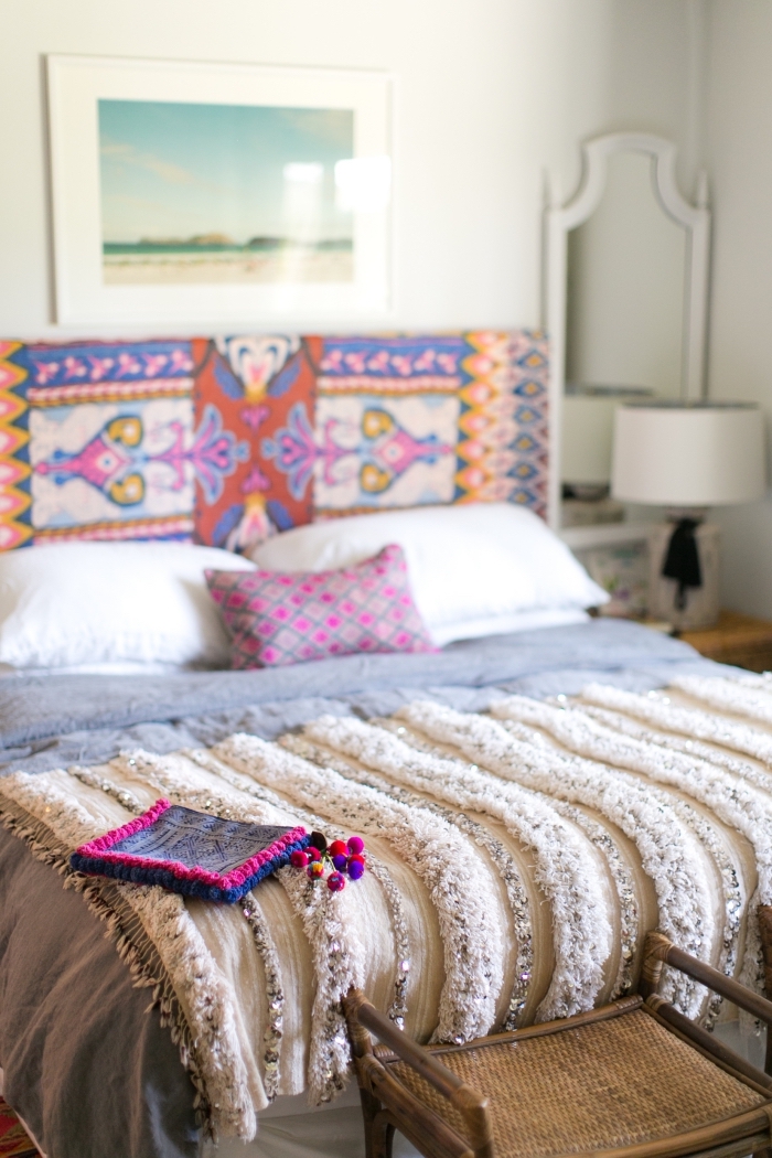 comment décorer une chambre avec objets ethniques, tete de lit diy en bois avec dessins colorés aux motifs ethniques