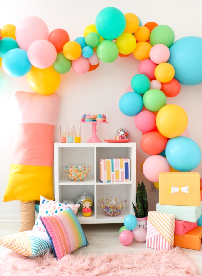 comment faire un coussin géant avec tissus de couleurs orange et jaune, décoration chambre enfant avec objets diy