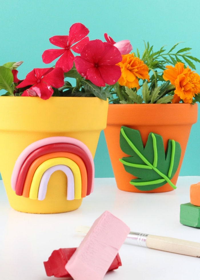 idée comment personnaliser pots de fleurs en terre cuite, activité manuelle maternelle, pot fleur peint avec déco en argile colorée
