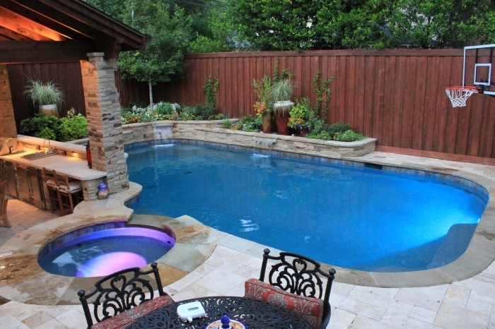 comment décorer l'espace autour d'une piscine, idée aménagement extérieur d'une maison avec cuisine d'été