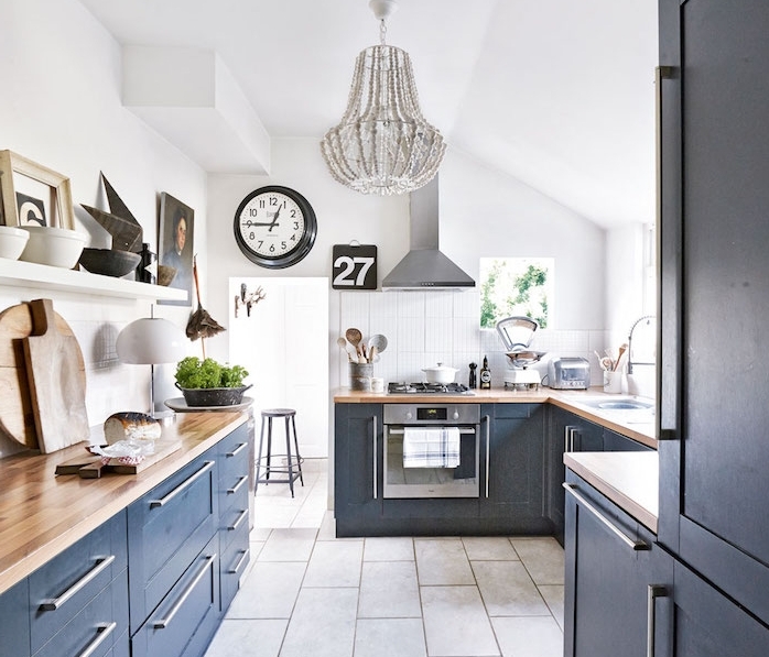 couleur bleu gris en deco cuisine avec plan de travail bois, murs blancs, lustre élégant, deco cuisine campagne élégante, sol carrelage gris clair
