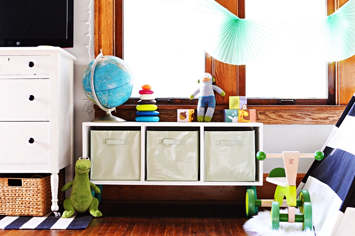 petit meuble de rangement ikea avec trois compartiments munis de casiers, idée d'aménagement chambre d'enfant