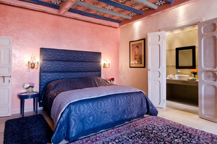 modèle tête de lit tissu bleu foncé aux motifs géométriques, décoration chambre rose avec accessoires en bleu foncé