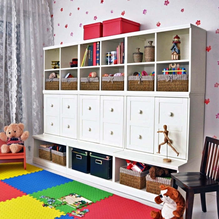 meuble de rangement jouets avec paniers et boîtes dans la salle de jeux, aménagement salle de jeux fonctionnelle