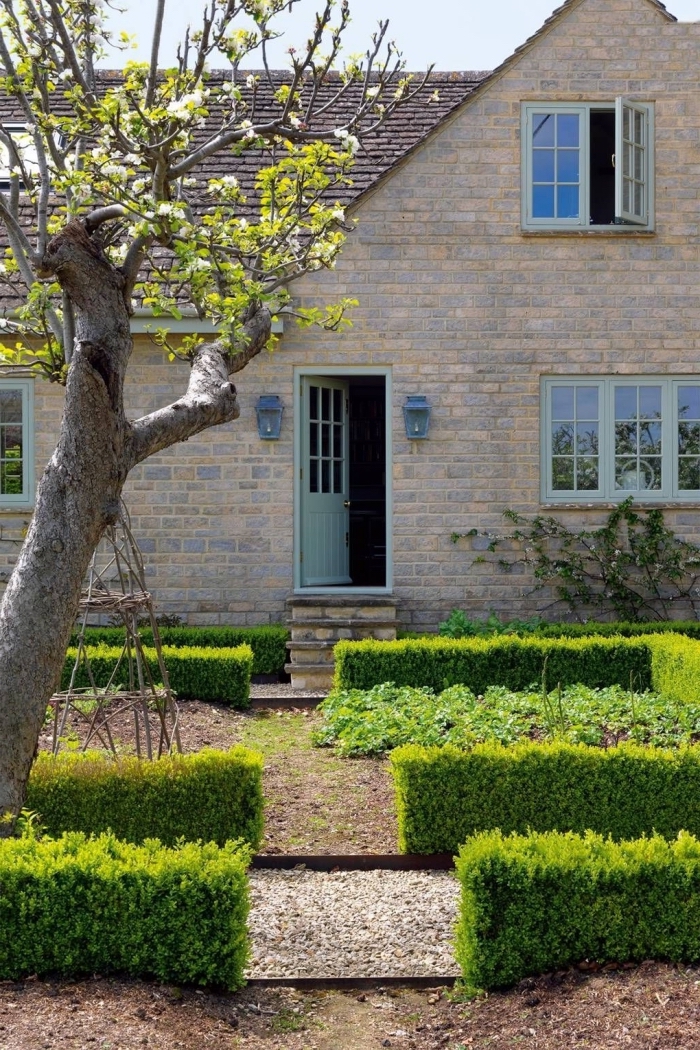 idée aménagement extérieur entrée maison, petit jardin paysager avec galets et arbre devant une maison à façade briques