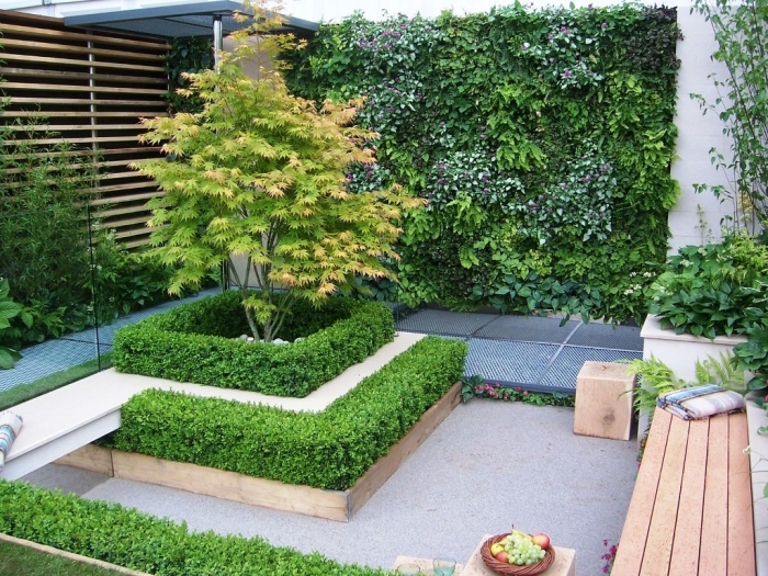 décoration jardin extérieur, modèle de petit jardin avec revêtement de sol en dalles et béton, petit jardin paysager