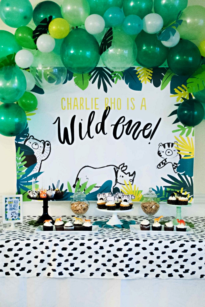 arche de ballons en nuances de vert et toile de fond jungle pour décorer un candy bar anniversaire sur le thème de la jungle, deco anniversaire enfant sur le thème tropical