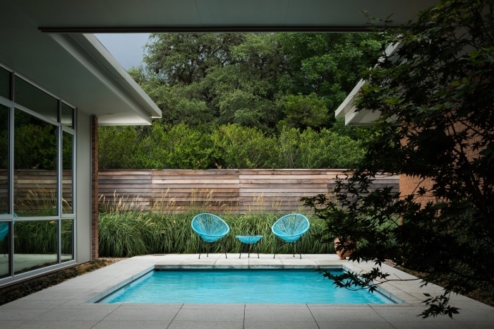 comment décorer une cour arrière avec piscine de style minimaliste, modèle meubles de jardin moderne en bleu