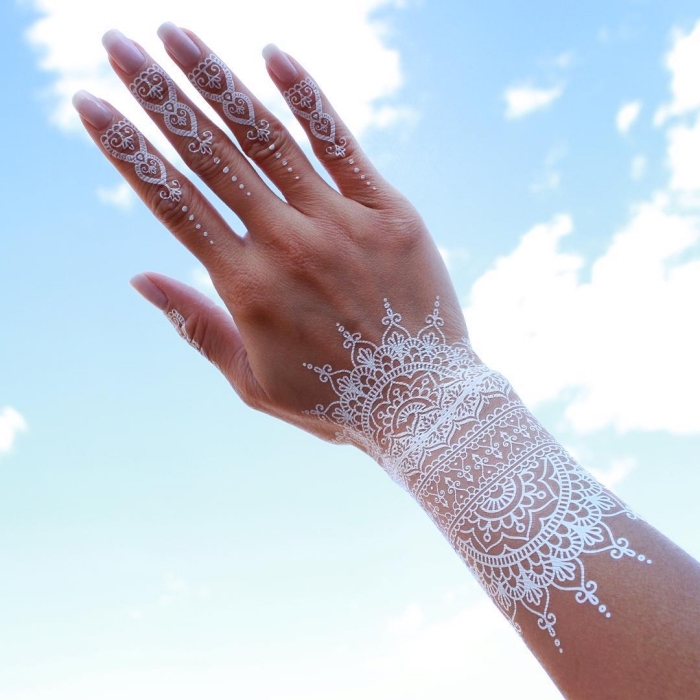 idée dessin henné sur les doigts, modèle de tatouage éphémère aux motifs ethniques sur les doigts, tattoo blanc effet bijou