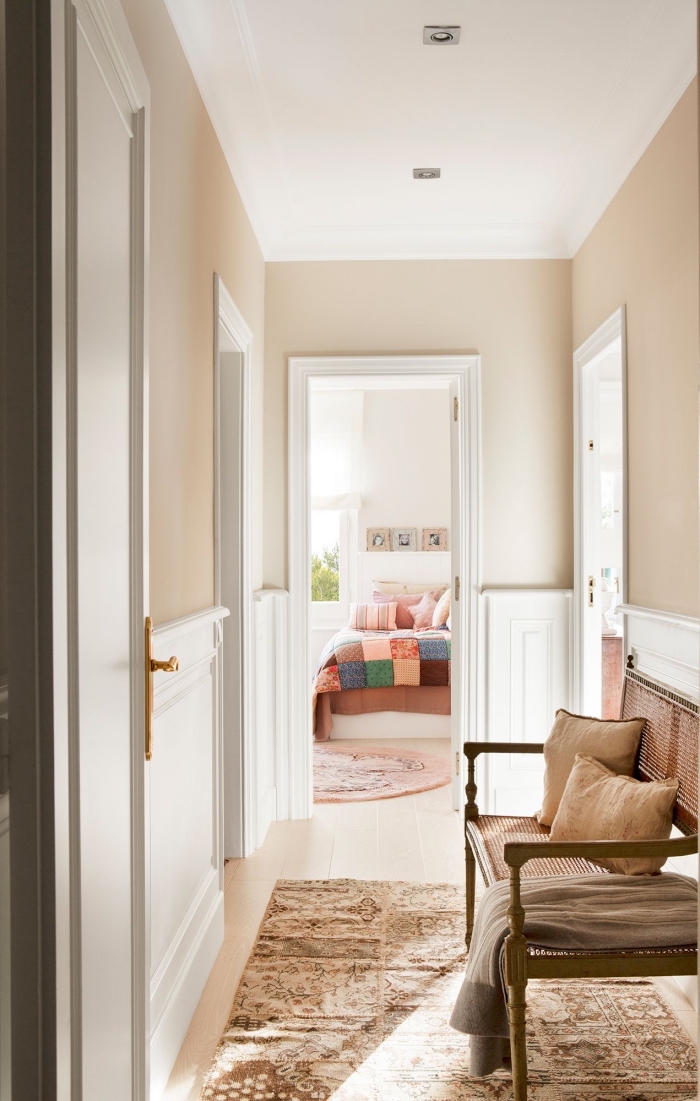 comment décorer son intérieur avec nuances neutres, idée peinture sable pour couloir, pièce beige et blanc avec meubles bois