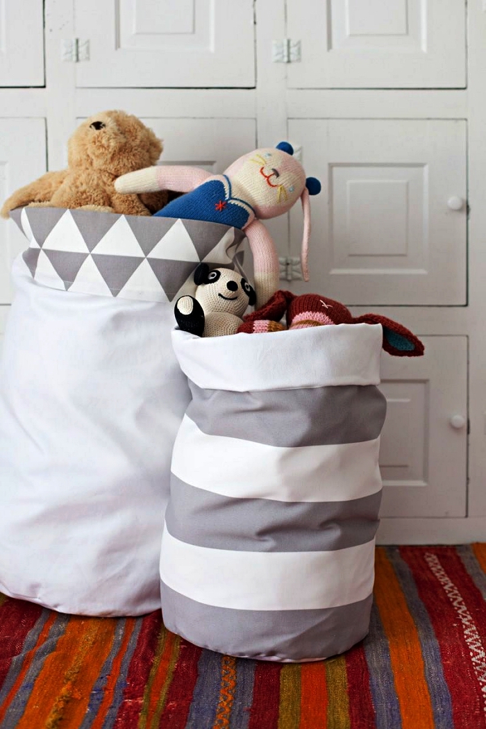 sac de rangement en tissu imprimé graphique blanc et gris, rangement déco pour jouets idéal pour une chambre d'enfant de style scandinave