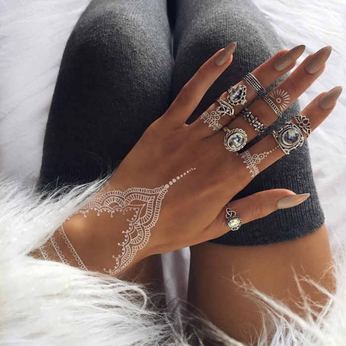manucure gel ongles longs à vernis gris clair, exemple de tatouage éphémère sur les doigts à effet bijoux bohème