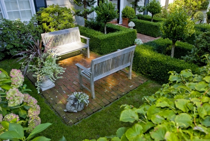 comment amenager jardin à petit espace, déco terrasse petit espace en pierre avec pelouse et banc en bois