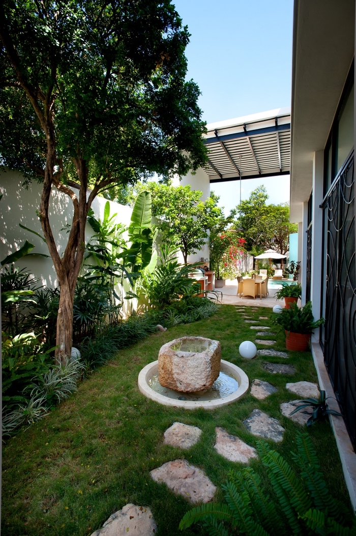 exemple de jardin paysagé avec allée en pierre et petit bassin, déco extérieure petit espace avec gazon et arbres 