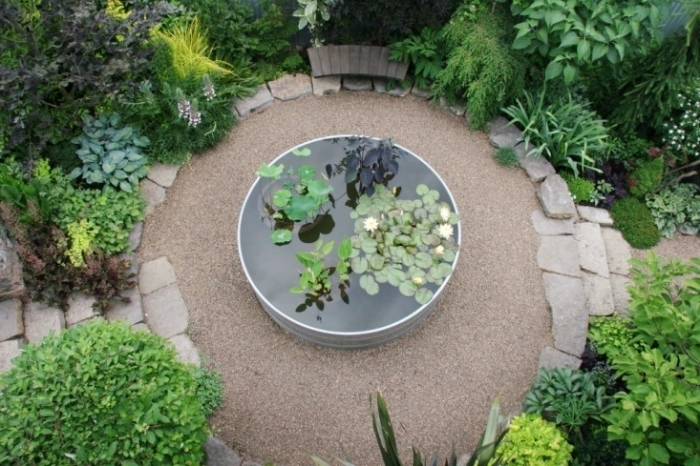 décoration zen dans un petit jardin en forme cercle avec petit bassin au centre, amenagement jardin paysager