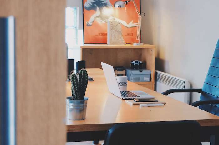 Idée de décoration de bureau, coin bureau chambre à coucher ou office, déco simple, cactus et laptop, grand tableau sur le coté 